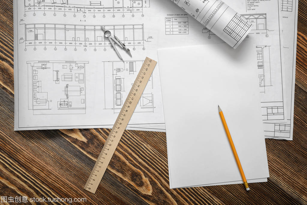 藍圖的誕生 鉛筆、尺規(guī)與木桌上的建筑夢